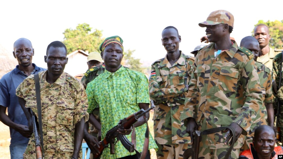 Abasirikare ba reta hamwe n'abo bahora barwana bifotoje hamwe mu gisagara Kajo Keji town,inyuma y'isinywa ry'amasezerano y'amahoro, Ukwezi kwa mbere, 2019