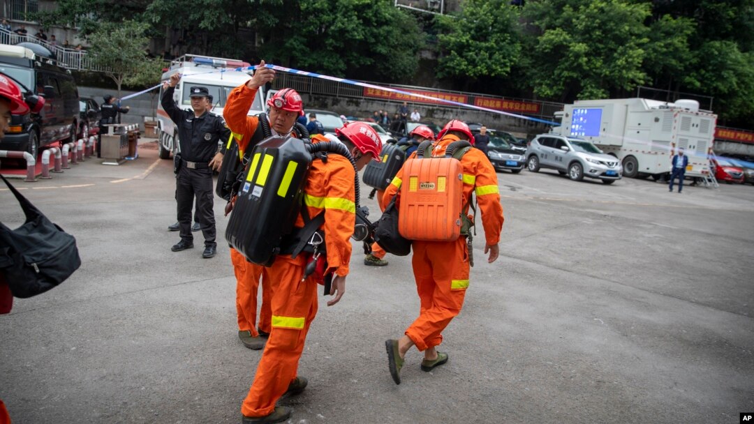 Tim SAR tiba di tambang batu bara di Kotamadya Chongqing, China barat daya, 27 September 2020. Sedikitnya 10 orang tewas dan enam hilang setelah kecelakaan tambang batu bara di Kota Pingdingshan, di China tengah, pada 12 Januari 2024. (Foto: Ilustrasi via AP)
