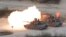 Un tanque M1 A2 del ejército estadounidense dispara durante los ejercicios militares conjuntos con Corea del Sur, cerca de la frontera con Corea del Norte.