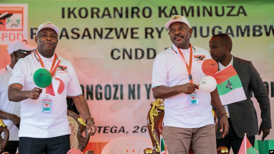 I buryo: Umuhisi Petero Nkurunziza yahoze ari prezida w'Uburundi. I Buryo: Prezida Ndayishimiye yamusubiririye.