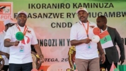 Evariste Ndayishimiye, kushoto, akiwa pamoja na rais Pierre Nkurunziza, kulia, baada kuteuliwa mgombea wa chama cha CNDD-FDD…