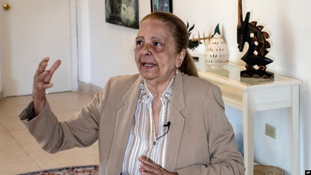 FILE - Pembangkang Kuba Martha Beatriz Roque Cabello saat diwawancarai AP di Havana, Kuba, 23 Februari 2024. (AP/Ramon Espinosa)