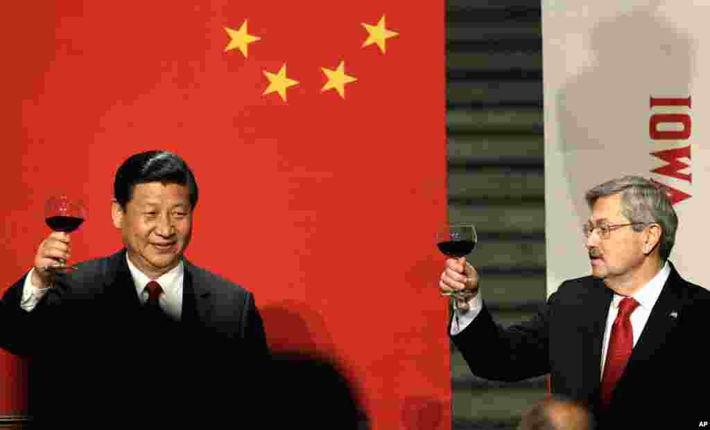 Chinese Vice President Xi Jinping and Iowa Gov. Terry Branstad toast at a formal dinner at the Iowa Statehouse, Feb. 15, 2012, in Des Moines, Iowa. (AP)