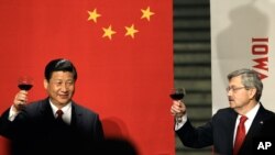 El entonces vicepresidente chino, Xi Jinping, (izquierda) y el gobernador de Iowa, Terry Branstad, brindaron durante una cena formal el 15 de febrero, de 2012, en Des Moines, Iowa. 