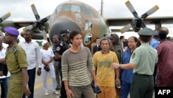 Para sandera China dan Kamerun yang ditahan Boko Haram dan kemudian dibebaskan tiba di Yaounde, Kamerun, Oktober 2014.