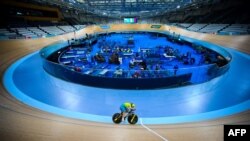 Un membre de l'équipe cycliste australienne s'entraîne en vue des Jeux du Commonwealth de la Gold Coast de 2018 au vélodrome Anna Meares de Brisbane le 3 avril 2018.