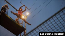 Nikki Dolenz berlatih trapeze di Trapeze School New York, 24 Juni 2012. (Foto: Reuters/Lee Celano)