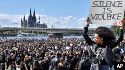 Vanhu vachiratidzira mushure mekufa kwaVaGeorge Floyd vari mumaoko emapurisa echichena. Vana veZimbabwe vari kunze kwenyika vakapindawo mukuratidzira uku.
