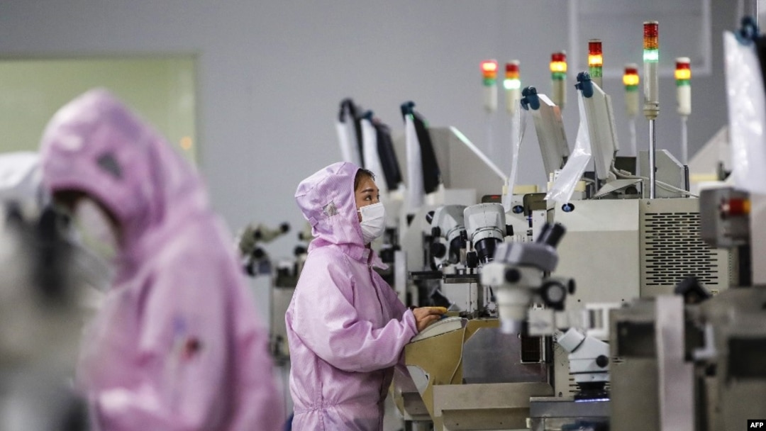 江蘇省泗洪縣一個芯片工廠的工人在生產線上。（2020年2月16日）