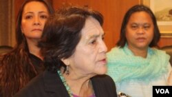 La activista por los derechos civiles y laborales, Dolores Huerta considera "triste" que los precandidatos republicanos a la presidencia sigan los pasos de Donald Trump.