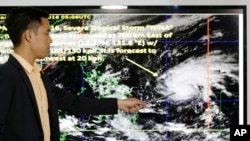 필리핀의 기상 예보관이 23일 태풍 녹텐의 예상 이동 경로를 설명하고 있다. 