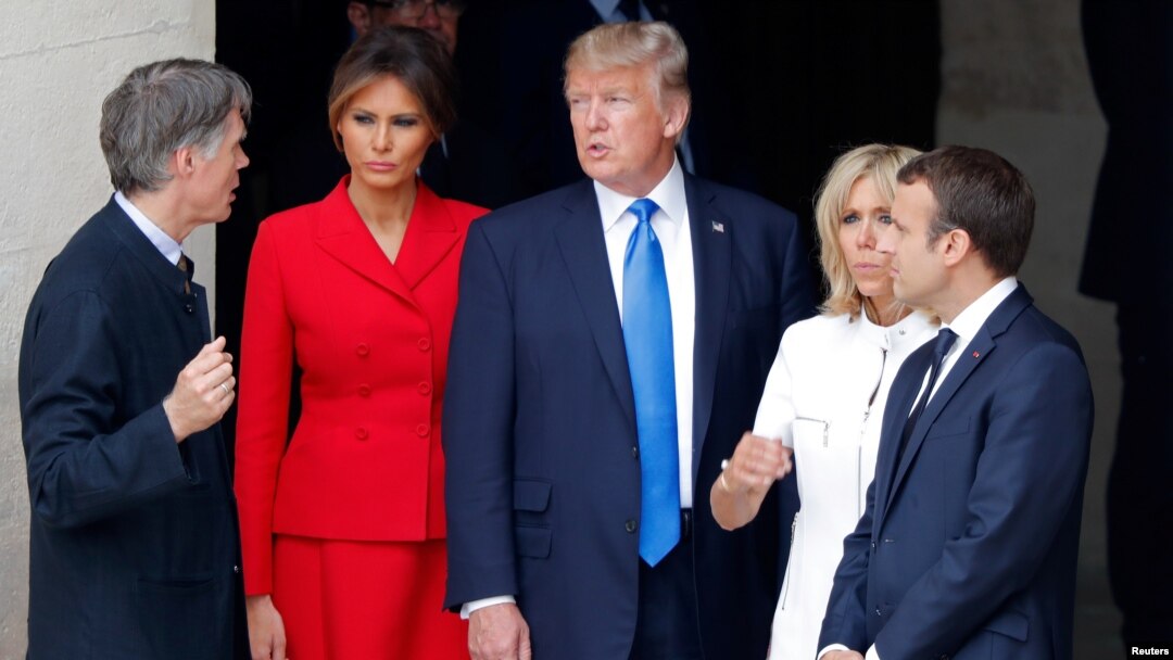 Prezident Tramp, rafiqasi Melaniya, Fransiya Prezidenti Emmanuel Makron rafiqasi Bridjit bilan. Parij, 13-iyul, 2017-yil.
