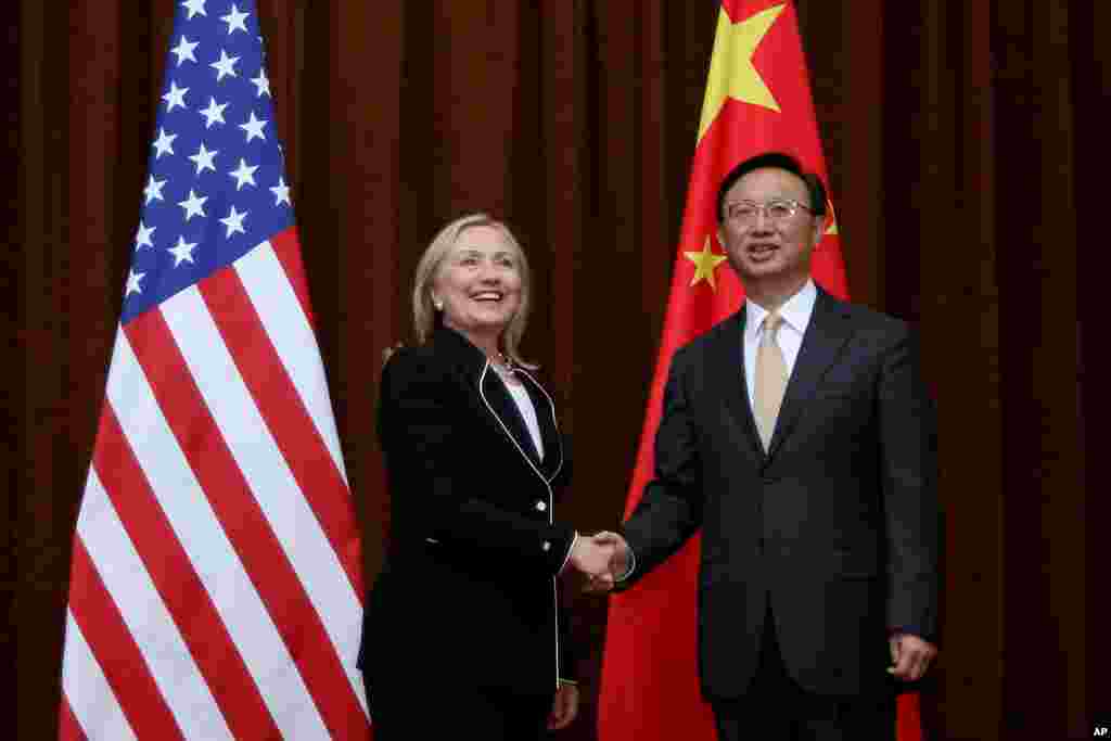 Menteri Luar Negeri AS Hillary Rodham Clinton dan Menteri Luar Negeri China Yang Jiechi berjabat tangan dalam kunjungan ke Beijing, 4 September 2012. (AP/Feng Li, Pool)