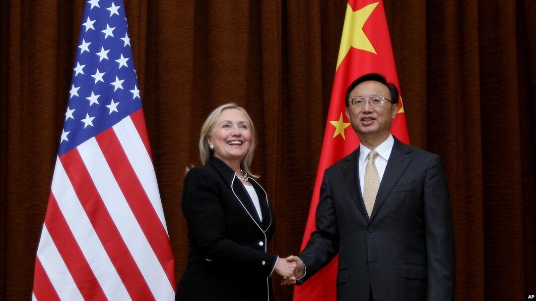 2012年9月4日，美国国务卿希拉里·克林顿在北京与中国外长杨洁篪握手