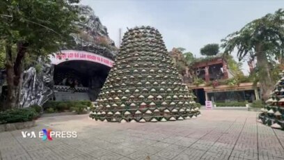 Cây thông Noel khổng lồ làm bằng nón lá