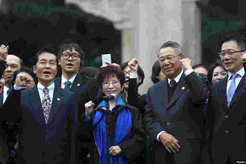 2016年10月31日，国民党主席洪秀柱（女），国民党副主席詹启贤（右起第二人），国民党政策会执行长蔡正元（右起第一人）等人在南京中山陵合照。