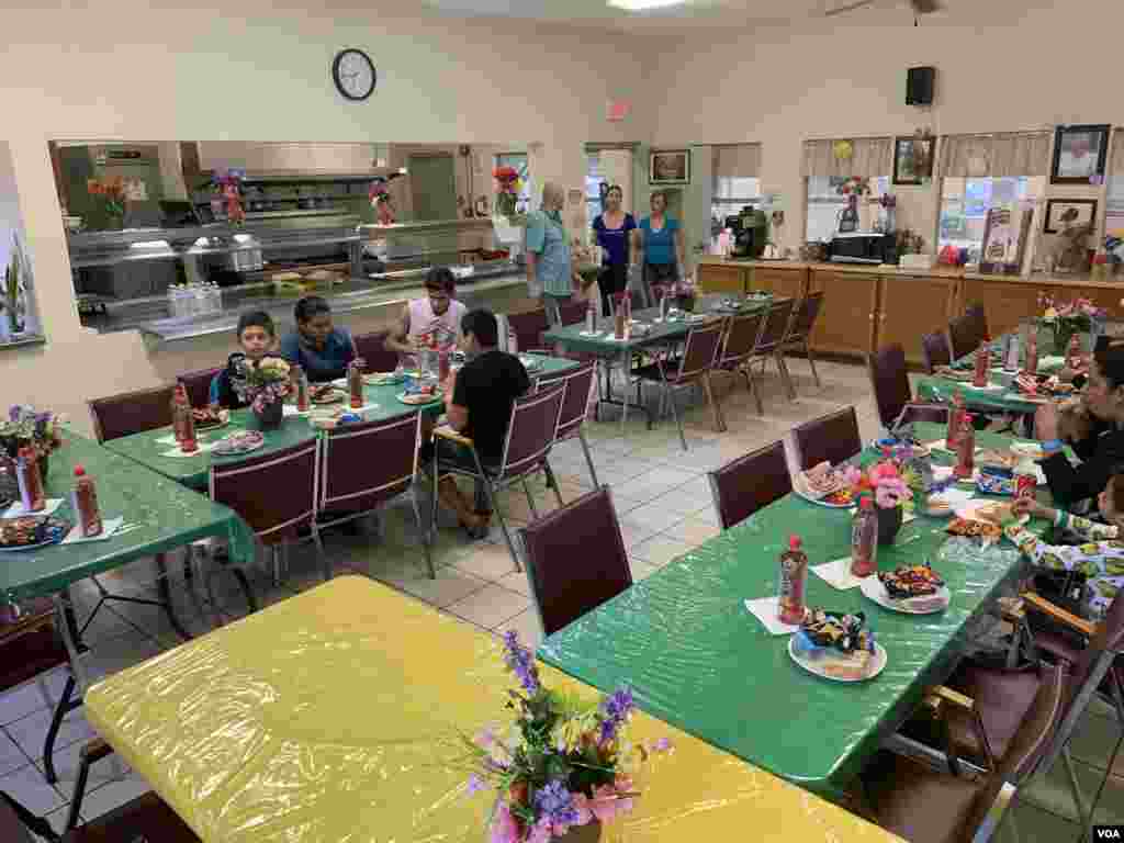 En el albergue, en Laredo Texas, María Dolores come su cena. Su familia compró un boleto de autobús que la trasladará a Fresno, California, donde vive su hija. 