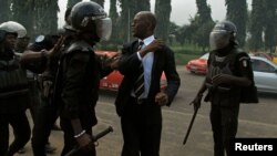 Mamadou Koulibaly, un leader de l'opposition et ancien président du Parlement ivoirien, est interpellé lors d'une manifestation contre la nouvelle Constitution du président Alassane Ouattara, à Abidjan, le 20 octobre 2016.