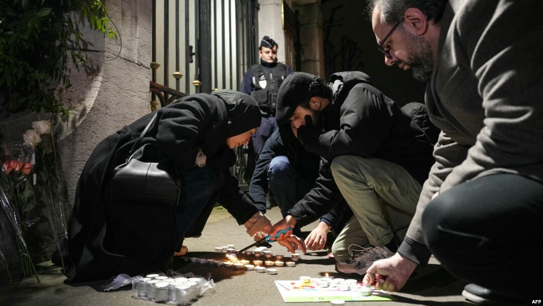 Personas encienden velas durante un tributo a las víctimas de un atentado con bomba que mató a 84 personas en Karman, Irán, el 4 de enero de 2024.