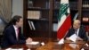 Presiden Lebanon Michel Aoun (kanan) bertemu dengan Penasihat Senior AS untuk Bidang Keamanan Energi Amos Hochstein di istana kepresidenan di Baabda, Lebanon, pada 9 September 2022. (Foto: Dalati Nohra/Handout via Reuters)