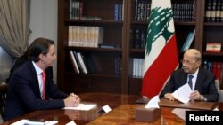 Presiden Lebanon Michel Aoun (kanan) bertemu dengan Penasihat Senior AS untuk Bidang Keamanan Energi Amos Hochstein di istana kepresidenan di Baabda, Lebanon, pada 9 September 2022. (Foto: Dalati Nohra/Handout via Reuters)