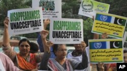 فعالان وايي پاکستاني چارواکي د نورو هېوادونو دپاره غږ پورته کوي خو په خپل ملک کې دننه د حقونو په سرغړونو سترګې پټوي.
