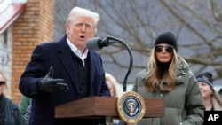 Prezidan Donald Trump ak premye dam Melania Trump bo kote li, pale apre rankont li ak sitwayen ki gen kay yo ki andomaje apre pasaj siklon Helene nan Swannanoa, Kawolin di No, 24 Janvye 2025. 