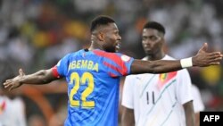 Capitaine ya ba Léopards ya RDC (G) azali koloba liboso lya mosani moko ya ba Sily ya Guinée na match ya 1/4 finale ya CAN na stade Alassane Ouattara, Ebimpe, Abidjan, 2 sanza ya mibale 2024.