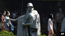 미국의 현충일인 '메모리얼데이'였던 지난달 25일 마스크를 쓴 주민들이 한국전 참전 기념관을 방문했다.