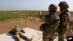 Entrenadores estadounidenses y españoles
trainers use live ammunition in training exercises at Basmaya base, 40 kilometers southeast of Baghdad, Iraq. Intelligence assessments approved by senior leaders at U.S. Central Command exaggerated the progress of anti-terroris