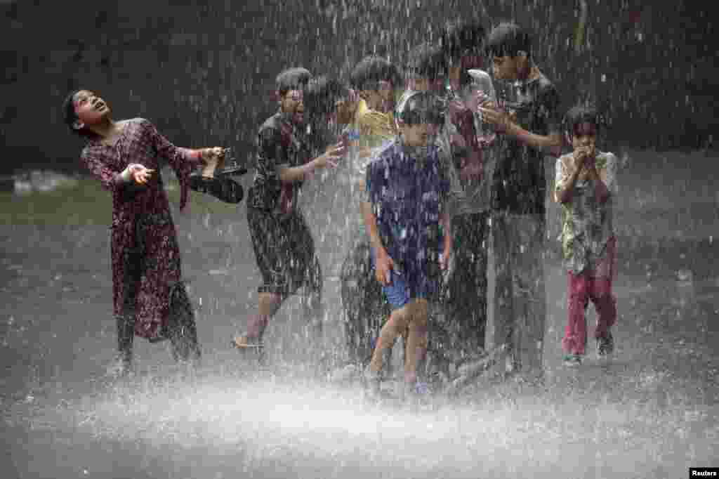 لاہور میں پچھلے ماہ یعنی جولائی کے وسط میں ہونے والی بارش میں ہرفکر سے آزاد ایک شاہراہ پر نہاتے بچوں کا ایک منظر۔