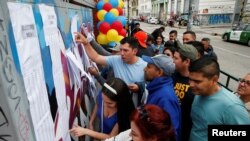  A pesar de que culminó el período de tiempo para votar, ciudadanos continuaron haciendo filas para elegir el candidato opositor que enfrentará al gobierno en las venideras elecciones presidenciales