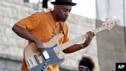 Marcus Miller joue à la guitare basse lors du festival JVC Jazz à Newport, R.I., 11 août 2007.