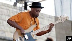 Marcus Miller joue à la guitare basse lors du festival JVC Jazz à Newport, R.I., 11 août 2007.