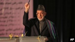 Odlazeći predsednik Hamid Karzai, tokom današnjeg glasanja na svom biračkom mestu u srednjoj školi Amani, blizu predsedničke palate u Kabulu