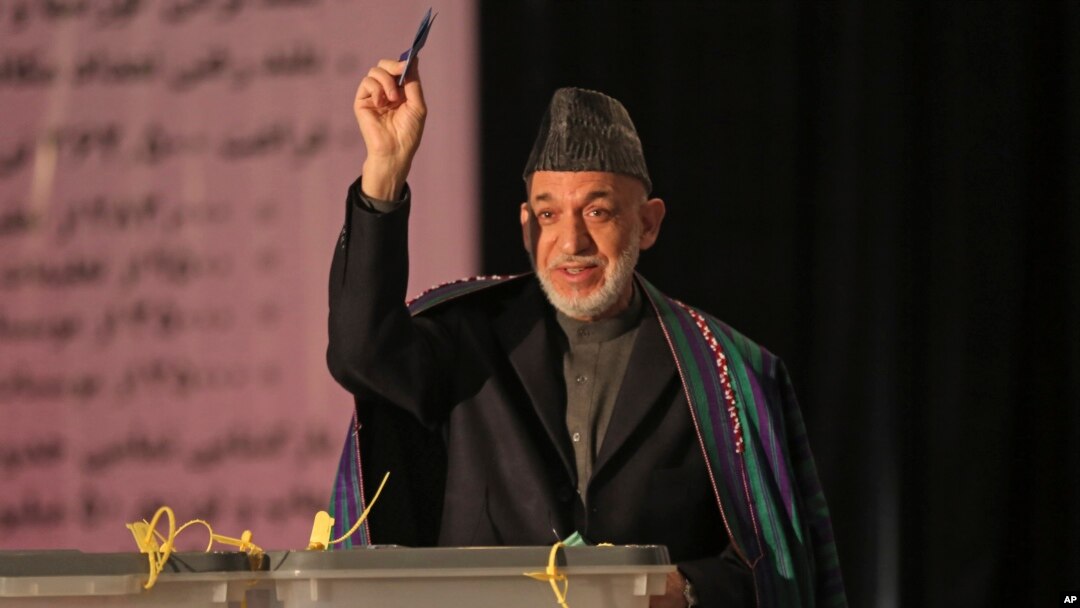 Presiden Afghanistan Hamid Karzai, memperlihatkan surat suaranya kepada media, sebelum memasukkannya ke dalam kotak di sebuah TPS di SMA Amani, dekat istana Presiden di Kabul, Afghanistan (5/4).