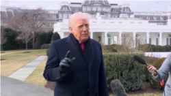 特朗普总统星期五(1月16日)在离开白宫时回答记者提问。