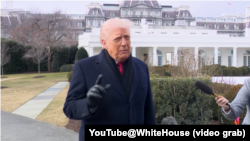 特朗普总统星期五(1月16日)在离开白宫时回答记者提问。