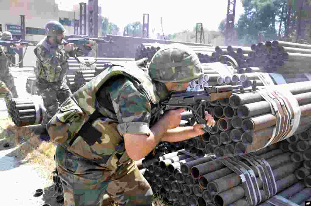 Forces loyal to Syrian President Bashar Assad take their position during a clashes against rebels, Aleppo, Syria, May 26, 2013. (SANA). 