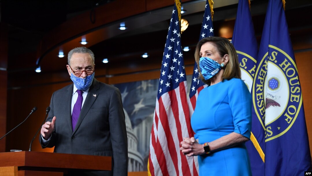 Ketua DPR AS Nancy Pelosi dan Chuck Schumer -- keduanya dari Partai Demokrat -- dalam konferensi pers di Capitol Hill, Washington, 6 November 2020.