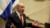 ARCHIVO - El primer ministro israelí, Benjamín Netanyahu, habla en el pleno, durante una discusión sobre el tema de los rehenes secuestrados durante el mortal ataque del 7 de octubre de 2023, en el parlamento de Israel, el Knesset, en Jerusalén, el 18 de noviembre de 2024.