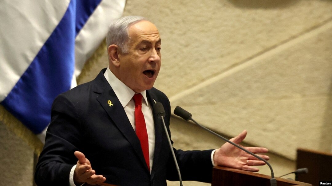 ARCHIVO - El primer ministro israelí, Benjamín Netanyahu, habla en el pleno, durante una discusión sobre el tema de los rehenes secuestrados durante el mortal ataque del 7 de octubre de 2023, en el parlamento de Israel, el Knesset, en Jerusalén, el 18 de noviembre de 2024.