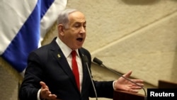 ARCHIVO - El primer ministro israelí, Benjamín Netanyahu, habla en el pleno, durante una discusión sobre el tema de los rehenes secuestrados durante el mortal ataque del 7 de octubre de 2023, en el parlamento de Israel, el Knesset, en Jerusalén, el 18 de noviembre de 2024.