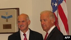 Премьер-министр Греции Георгиос Папандреу на встрече с вице-президентом США Джо Байденом.