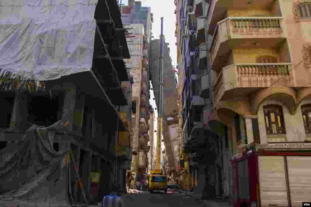 The tilted building was newly constructed, the Egyptian authorities immediately cut the electricity and natural gas off while they were evacuating the buildings. Sunday, June 4, 2017. (H. Elrasam/VOA)