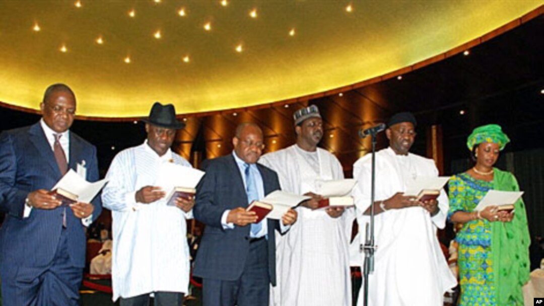 Nigeria's new cabinet ministers take the oath of office in Abuja on 06 Apr 2010
