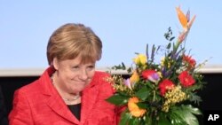 德国总理默克尔在基督教民主联盟的会议上手持鲜花（2017年2月15日）