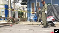 태국 남부 휴양지 후아힌에서 연쇄 폭발로 수십명의 사상자가 발생한 가운데, 12일 경찰이 현장 주변을 조사하고 있다.