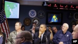 Tổng thống Obama (giữa) dự buổi thuyết trình của FEMA, cơ quan liên bang đặc trách về cứu hộ khẩn cấp, 28/10/12