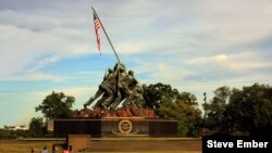 El monumento de Iwo Jima, en tributo a los Infantes de Marina de EE.UU. fue inspirado en en la famosa foto del fotógrafo de la Segunda Guerra Mundial Joe Rosenthal